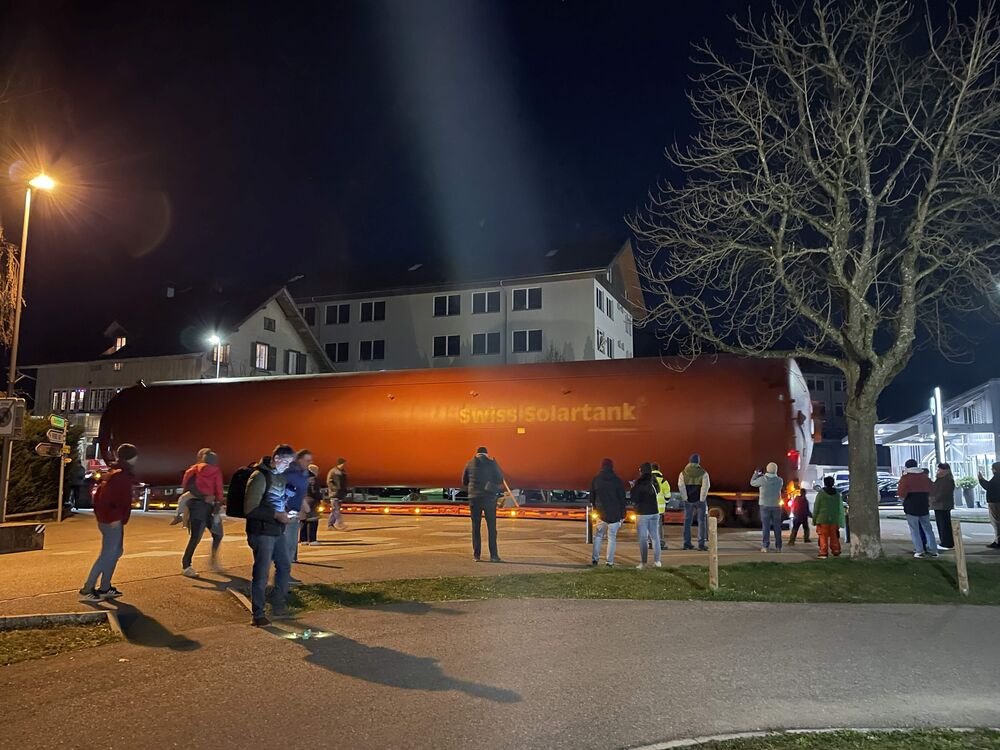 Die örtliche Bevölkerung hat den Spezialtransport mit grossem Interesse verfolgt.